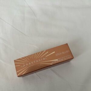 NWT ANASTASIA BEVERLY HILLS
Cream Stick Blush with Brush Applicator